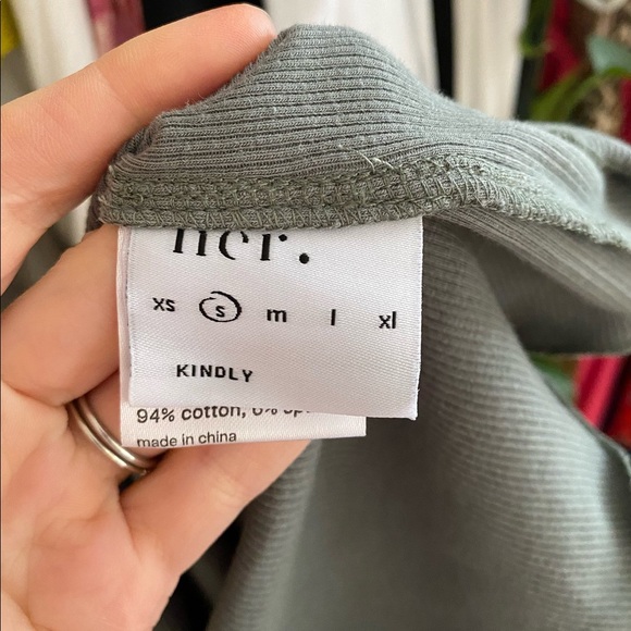 ❌SOLD❌ Kindly the label t-shirt - Picture 2 of 2